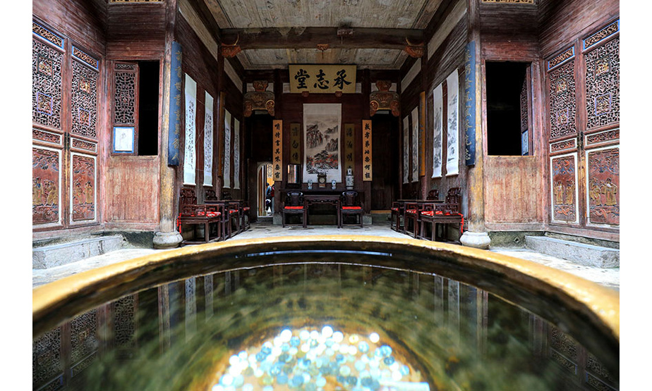 承志堂位于村中上水圳，建成于清咸丰五年（公元1855年），占地面积2100平方米，建筑面积3000平方米，是清末宏村大盐商汪定