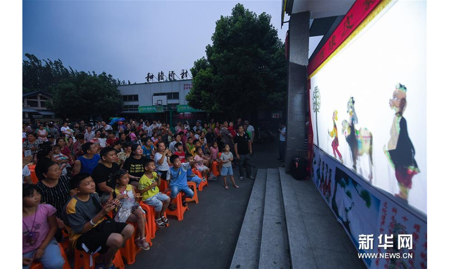 7月21日，和睦桥村的村民们在文化礼堂观看皮影戏表演《西游记》。新华社记者 徐昱 摄