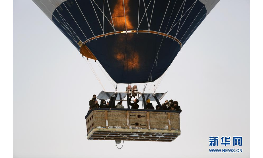 2月20日，人们戴着口罩在土耳其卡帕多基亚乘坐热气球。

　　卡帕多基亚位于土耳其安纳托利亚高原中部，1985年被联合国教科文组织列为世界自然与文化双遗产。得益于独特的地貌景观和优良的气象环境，热气球观光近年来发展成为当地重要的旅游项目。新华社发（穆斯塔法·卡亚摄）
