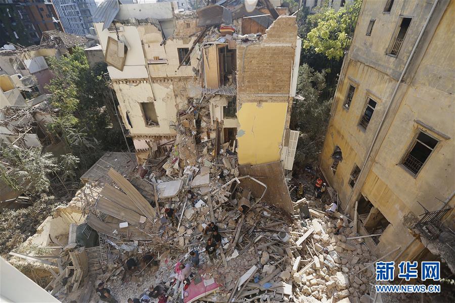 这是8月5日在黎巴嫩首都贝鲁特拍摄的爆炸过后的港口区景象。 黎巴嫩首都贝鲁特港口区4日傍晚发生剧烈爆炸。截至5日晨，爆炸已造成至少100人死亡，另有4000多人受伤。 新华社发（比拉尔·贾维希摄）