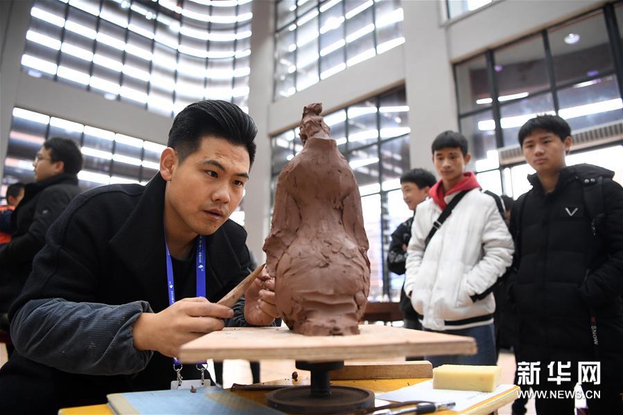 2019年12月1日，“陶都杯”陶艺技能大赛在重庆荣昌举行，来自陶瓷行业工艺美术大师、非遗传承人、民间工艺师等150人参赛，在陶瓷拉坯、陶瓷装饰和陶瓷雕塑三个方面开展技能比拼。 图为12月1日，参赛选手在陶艺技能大赛现场制陶。新华社记者唐奕摄