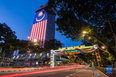 12月28日，在马来西亚吉隆坡，车辆从街道上“2022新年快乐”的标语下经过。<br/><br/>　　随着2022年的脚步临近，全球多地的城市街头由“2022”标识装点，新年气氛渐浓。<br/><br/>　　新华社发（张纹综摄）