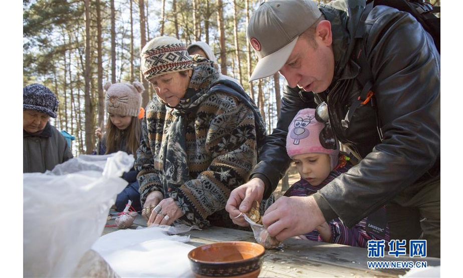 3月24日，在拉脱维亚里加，人们制作彩色鸡蛋。 当日，拉脱维亚里加举行活动庆祝春分，当地居民荡起秋千、制作彩色鸡蛋，迎接春天的到来。 新华社发（艾迪斯摄）