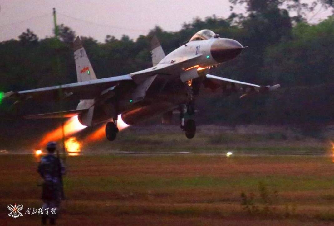 歼-11B战斗机进行跨昼夜飞行训练。