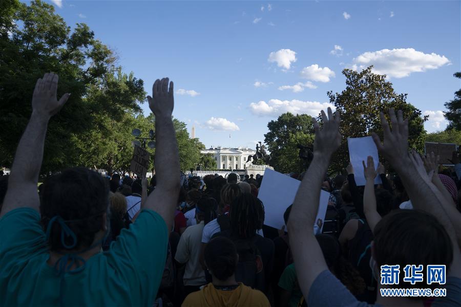 5月31日，在美国首都华盛顿，人们在白宫前举手抗议。 由美国明尼苏达州白人警察执法致非洲裔男子死亡事件引发的抗议和骚乱5月31日仍在美国多地持续。31日，美国首都华盛顿民众走上街头抗议警察暴力执法和种族主义。 新华社记者 刘杰 摄
