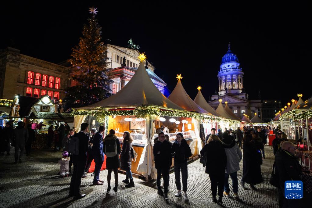 11月22日，人们游览位于德国首都柏林宪兵广场的圣诞市场。

　　受新冠疫情影响，德国柏林、法兰克福等地的圣诞市场有的取消，有的在较为严格的防疫措施下开放。

　　新华社发（斯特凡·蔡茨摄）