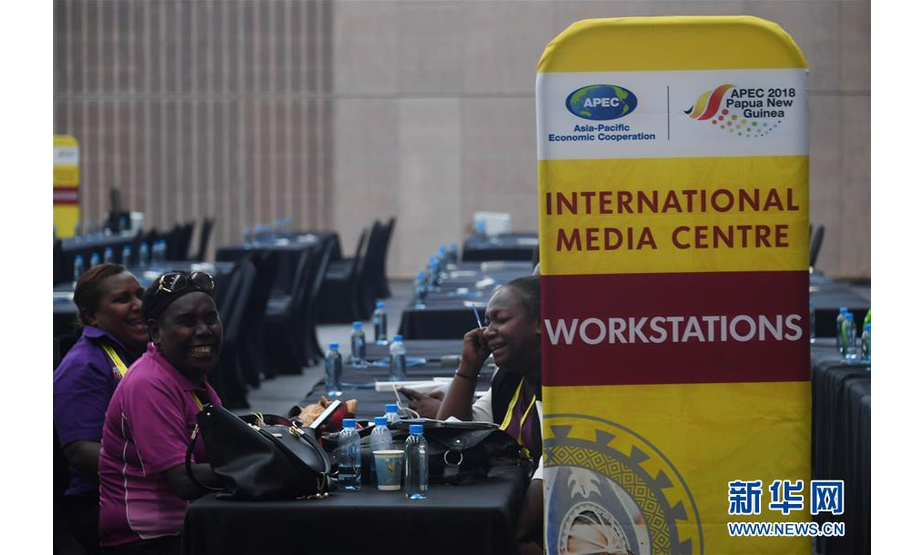 11月13日，工作人员在巴布亚新几内亚首都莫尔兹比港的APEC国际媒体中心休息。APEC第二十六次领导人非正式会议将于11月17日至18日在莫尔兹比港举行。新华社记者吕小炜摄