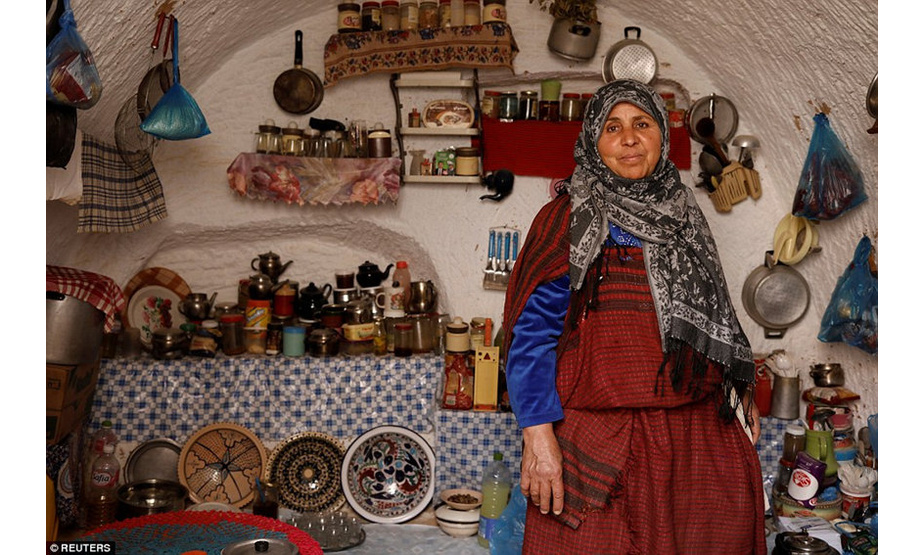 现年60岁的居民Mounjia说:“我不想离开我的洞穴房子，去买一个现代的住所，我们可以买到任何东西，但不能买到内心的平静。”  突尼斯南部马特马他地区的干旱山谷里，拥有独特的穴居住所。人们已经在地下村庄里生活了几个世纪，这里的泥土外墙可以抵御酷暑和寒风。上世纪60年代和70年代，在总统哈比布·布尔吉巴的现代化政策推动下，新建了许多城镇，很多家庭离开了地下村庄，在这里居住的人也越来越少。剩下的少数几户家庭表示，他们不会搬离。（编译 郭昕璇 审稿 徐祥丽）