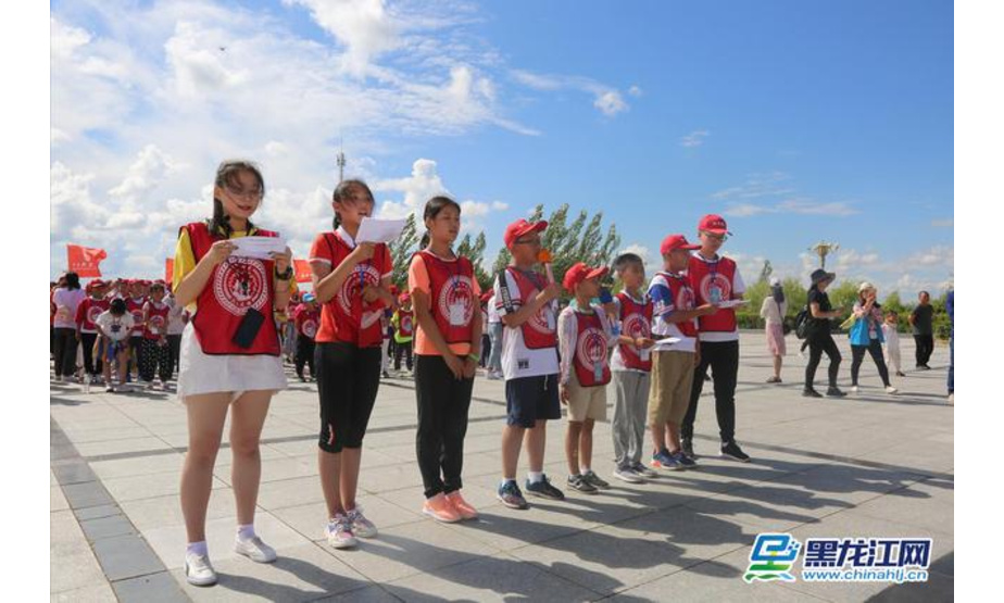 在四周被乌苏里江环绕的东极广场，研学营进行了一堂别开生面的爱国主义课程，孩子们用传递巨幅国旗的方式，为新中国70周年华诞献礼。