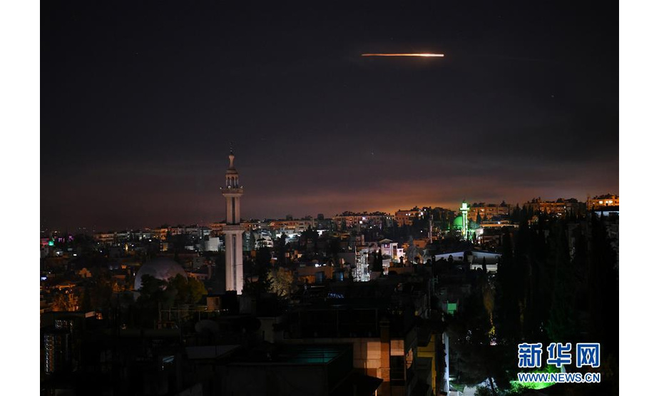 11月20日凌晨，在叙利亚大马士革，叙防空系统对来袭导弹实施拦截。 叙利亚军方20日发表声明说，以色列战机当天凌晨发射多枚导弹空袭叙首都大马士革周边地区。以军方表示，当天对伊朗军方在叙境内的军事目标进行了大规模轰炸。 新华社发（阿马尔·萨法尔贾拉尼摄）