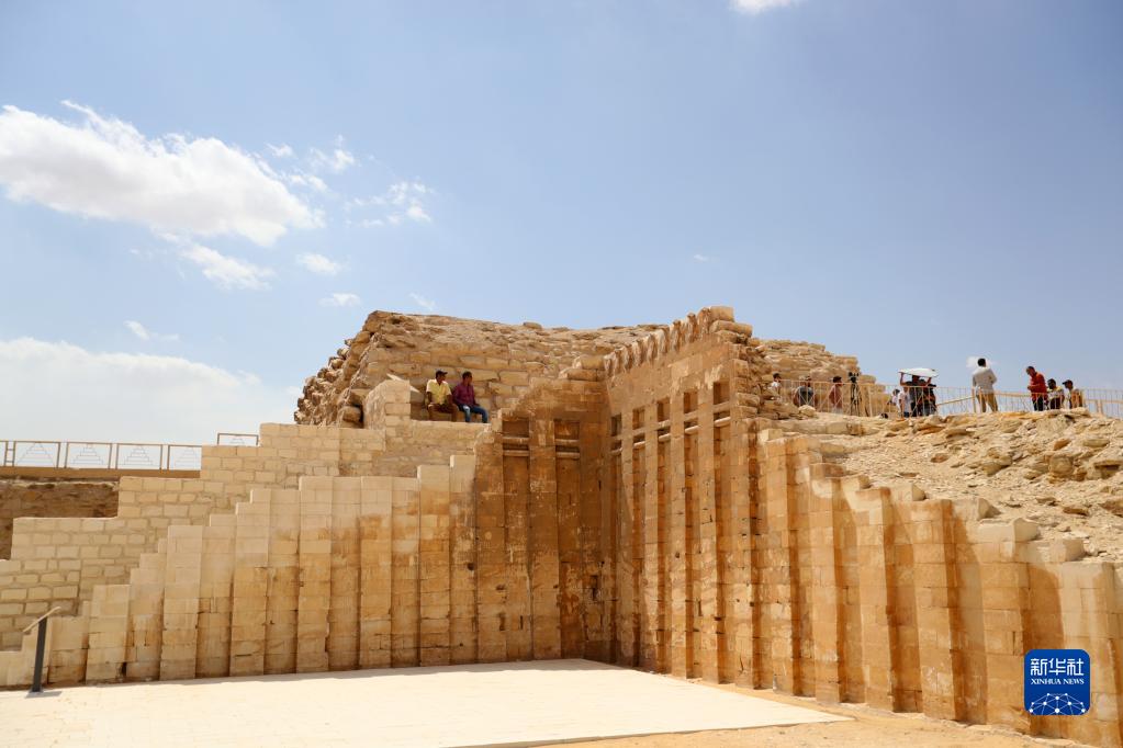 这是9月14日在埃及首都开罗以南的塞加拉地区拍摄的一座左塞尔时期古墓的地上建筑。

　　当日，位于埃及首都开罗以南约30公里的塞加拉地区，一座距今4000多年的古埃及第三王朝国王左塞尔时期的古墓经过近15年的修缮后正式向公众开放。该墓位于左塞尔王阶梯金字塔建筑群西南角，由地上建筑和地下墓室两大部分构成。埃及于2006年启动对该墓墓道、墓墙、墓室等建筑体的保护和修缮工作。

　　新华社记者 隋先凯 摄