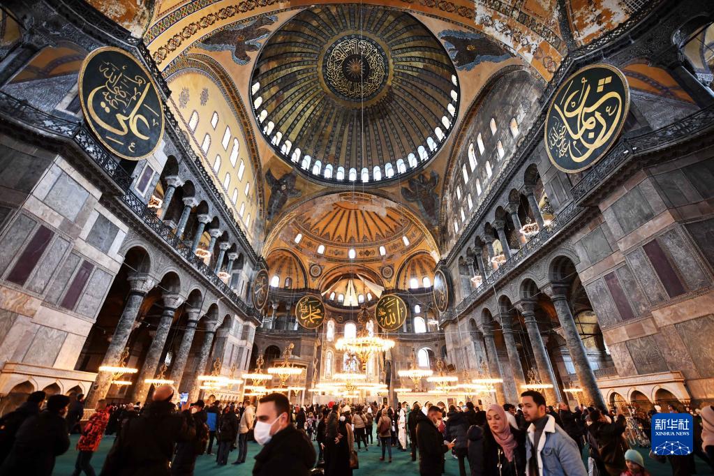 12月18日，在土耳其伊斯坦布尔，游客在圣索菲亚大教堂游览。

　　据土耳其伊斯坦布尔省文化和旅游局公布的最新数据，今年前10个月，到伊斯坦布尔旅游的外国游客已达到700万人次。受新冠疫情影响，去年前11个月，到伊斯坦布尔旅游的外国游客约为460万人次。伊斯坦布尔旅游业正逐步复苏。

　　新华社记者 沙达提 摄