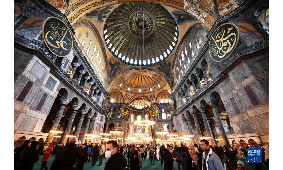 12月18日，在土耳其伊斯坦布尔，游客在圣索菲亚大教堂游览。

　　据土耳其伊斯坦布尔省文化和旅游局公布的最新数据，今年前10个月，到伊斯坦布尔旅游的外国游客已达到700万人次。受新冠疫情影响，去年前11个月，到伊斯坦布尔旅游的外国游客约为460万人次。伊斯坦布尔旅游业正逐步复苏。

　　新华社记者 沙达提 摄