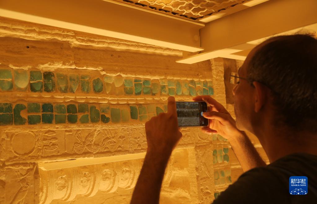 9月14日，一名游客在埃及首都开罗以南的塞加拉地区一座左塞尔时期古墓内拍照。

　　当日，位于埃及首都开罗以南约30公里的塞加拉地区，一座距今4000多年的古埃及第三王朝国王左塞尔时期的古墓经过近15年的修缮后正式向公众开放。该墓位于左塞尔王阶梯金字塔建筑群西南角，由地上建筑和地下墓室两大部分构成。埃及于2006年启动对该墓墓道、墓墙、墓室等建筑体的保护和修缮工作。

　　新华社发（穆罕默德·阿萨德摄）