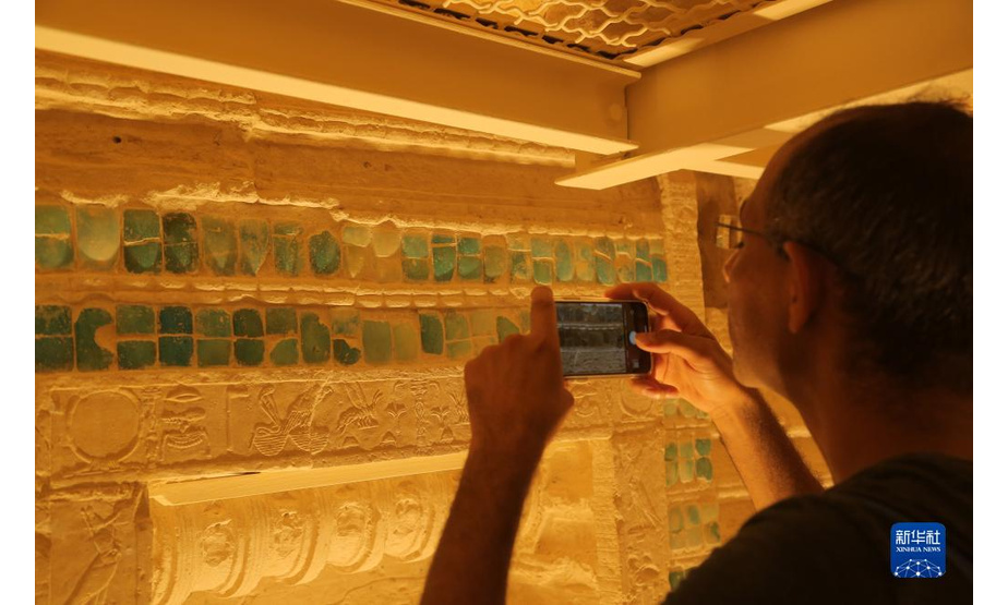 9月14日，一名游客在埃及首都开罗以南的塞加拉地区一座左塞尔时期古墓内拍照。

　　当日，位于埃及首都开罗以南约30公里的塞加拉地区，一座距今4000多年的古埃及第三王朝国王左塞尔时期的古墓经过近15年的修缮后正式向公众开放。该墓位于左塞尔王阶梯金字塔建筑群西南角，由地上建筑和地下墓室两大部分构成。埃及于2006年启动对该墓墓道、墓墙、墓室等建筑体的保护和修缮工作。

　　新华社发（穆罕默德·阿萨德摄）