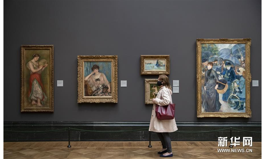 7月4日，参观者佩戴口罩在英国国家美术馆的媒体开放日上参观。 新华社记者 韩岩 摄
