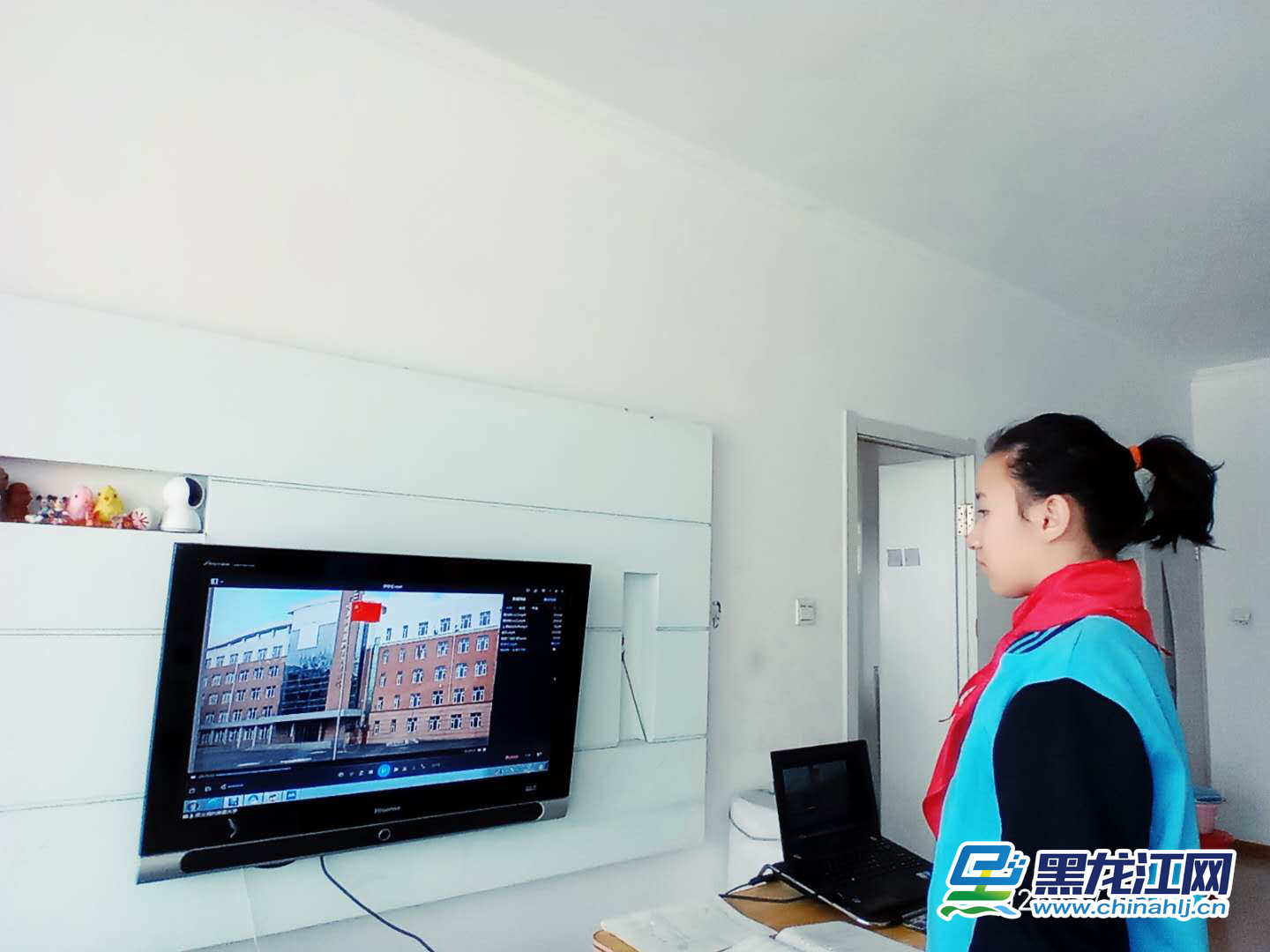 3月2日，黑龙江省春季新学期开学第一天，全省各地中小学举行线上升旗仪式，鼓励学生在疫情中做好防护，认真学习，做到“停课不停学”。图为哈尔滨市第49中学全校师生举行2019-2020下学期开学式暨以“战疫之中，遇见更美好的自己”为主题的网络升旗仪式。