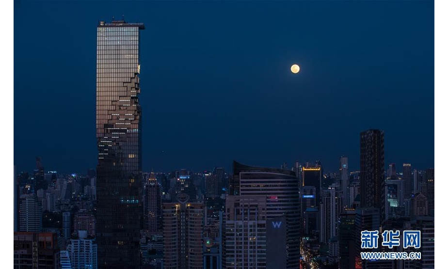 2月19日，月亮从泰国曼谷第一高楼“大都会大厦”旁升起。

　　年度“最大最圆月”19日（正月十五）现身天宇“合体”元宵月，为人们在世界各地赏月平添情趣。

　　新华社记者 张可任 摄
