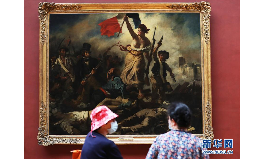 7月6日，参观者在法国巴黎卢浮宫博物馆欣赏画作《自由引导人民》。 因新冠病毒疫情关闭3个多月后，法国卢浮宫博物馆于6日重新开放。 新华社记者 高静 摄