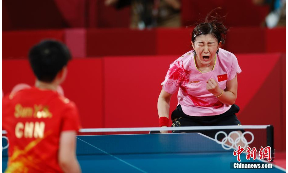 7月29日，在东京奥运会乒乓球女子单打决赛中，中国选手陈梦以4比2战胜队友孙颖莎，夺得冠军。图为陈梦在决赛中。 中新社记者 杜洋 摄