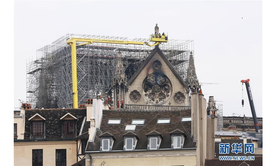 　这是4月16日在法国巴黎拍摄的火灾后的巴黎圣母院（后）。新华社记者高静摄