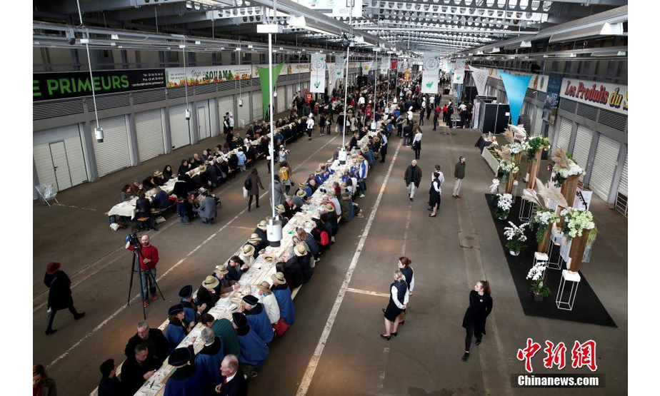 当地时间2019年3月17日，法国巴黎，庆祝朗格斯国际食品市场成立50周年，民众坐在401.22米长的餐桌共度午餐，旨在打破吉尼斯世界纪录。