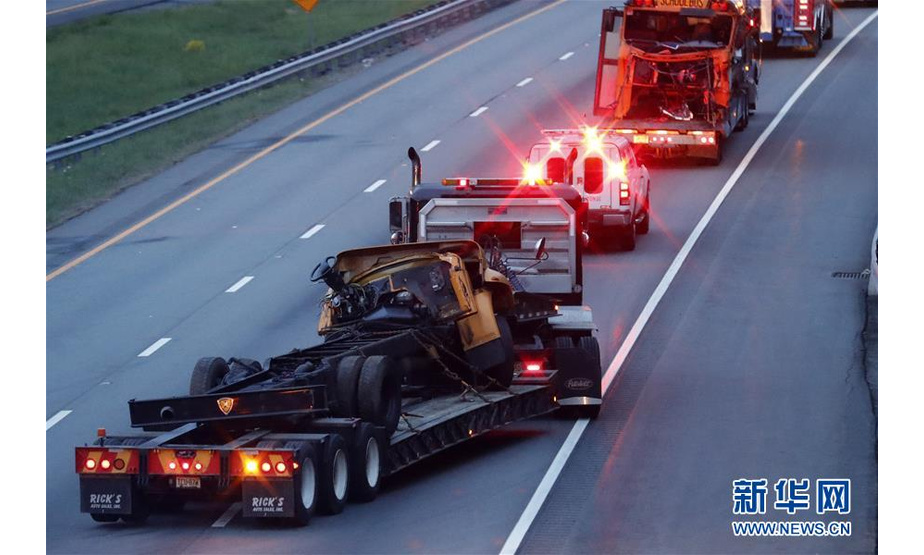 5月17日，在美国新泽西州莫里斯县，发生撞车事故的校车被运离事发地。新华社记者李木子 摄