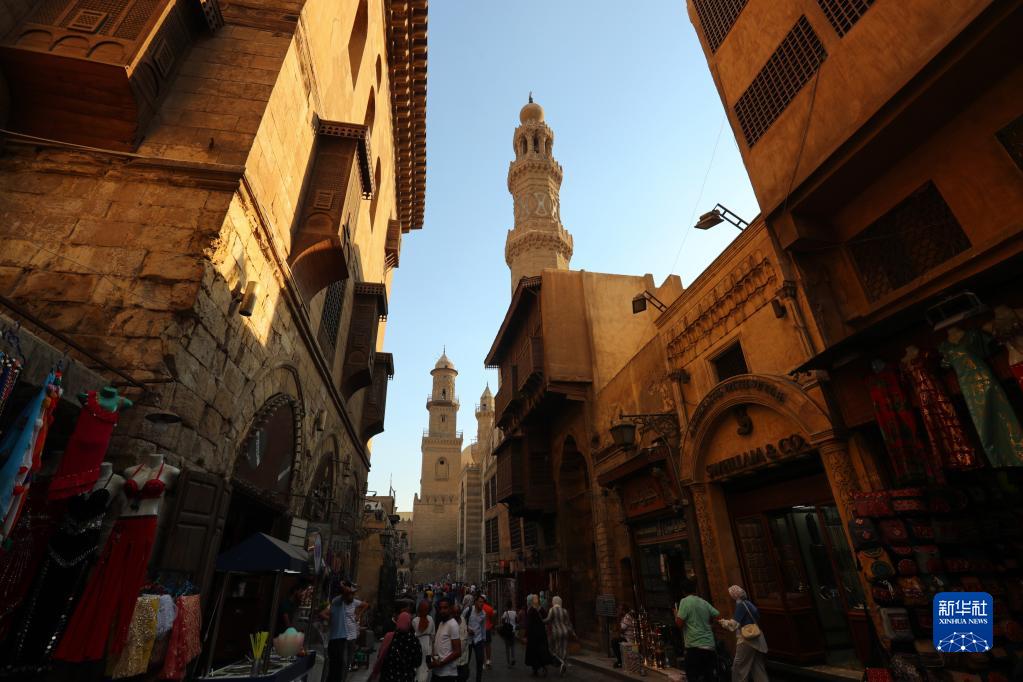 9月11日，人们游览埃及开罗古城穆伊兹街。

　　开罗古城建于公元10世纪，拥有许多古老的清真寺、宣礼塔、古市场和老街，于1979年被列入联合国教科文组织世界文化遗产名录，并获得“千塔之城”的美称。

　　新华社记者隋先凯摄