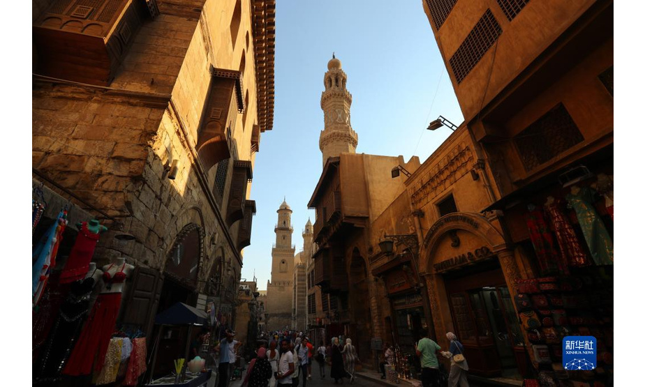 9月11日，人们游览埃及开罗古城穆伊兹街。

　　开罗古城建于公元10世纪，拥有许多古老的清真寺、宣礼塔、古市场和老街，于1979年被列入联合国教科文组织世界文化遗产名录，并获得“千塔之城”的美称。

　　新华社记者隋先凯摄
