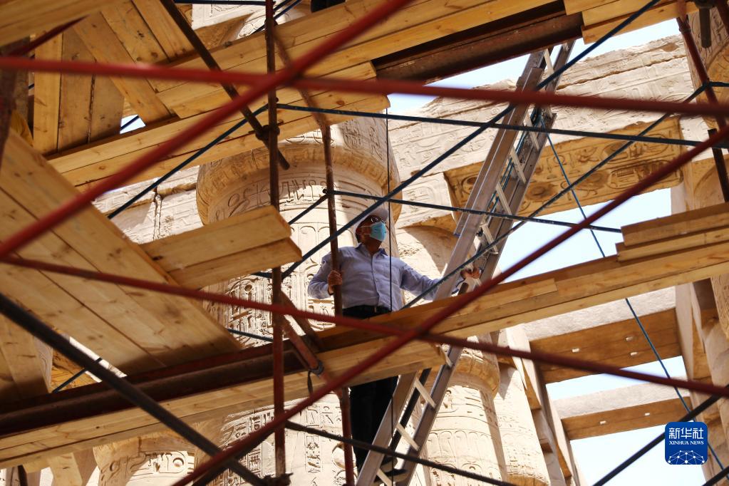 8月25日，埃及总理马德布利视察埃及卢克索的卡纳克神庙建筑群修复工作。

　　埃及对位于南部城市卢克索的卡纳克神庙等众多文物古迹开展修复保护工作。

　　新华社发（艾哈迈德·戈马摄）