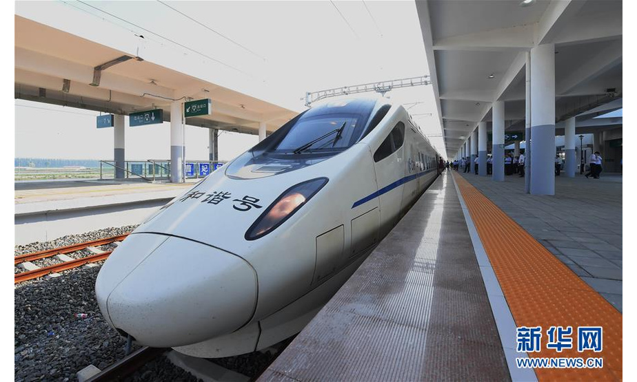 8月21日，D6622次列车停靠在曹妃甸东站，准备开往北京南站。新华社记者 杨世尧 摄