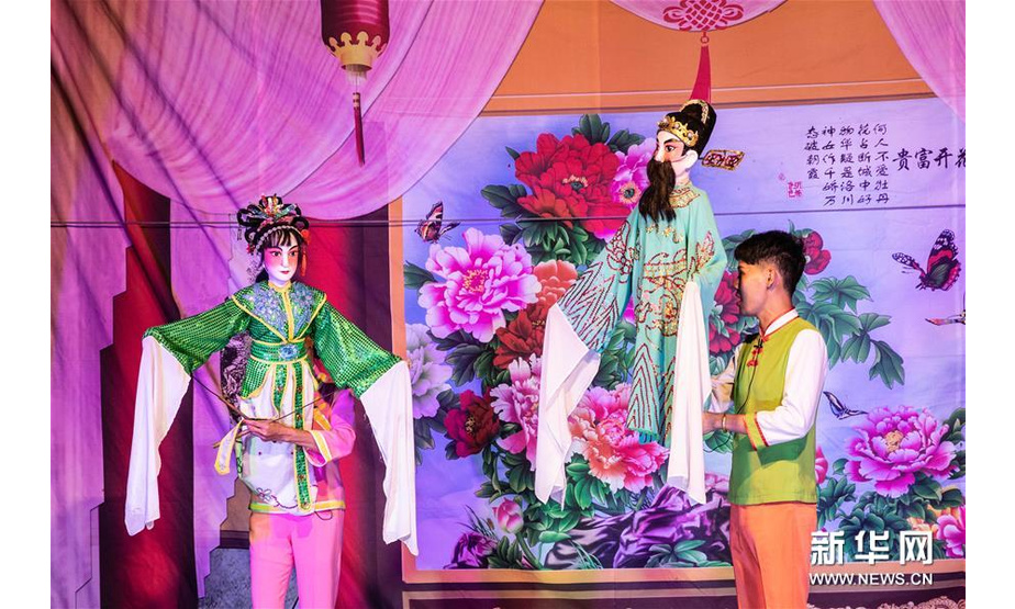 5月24日，海南临高新风人偶戏团在临高县美朗村演出。新华社记者 张丽芸 摄