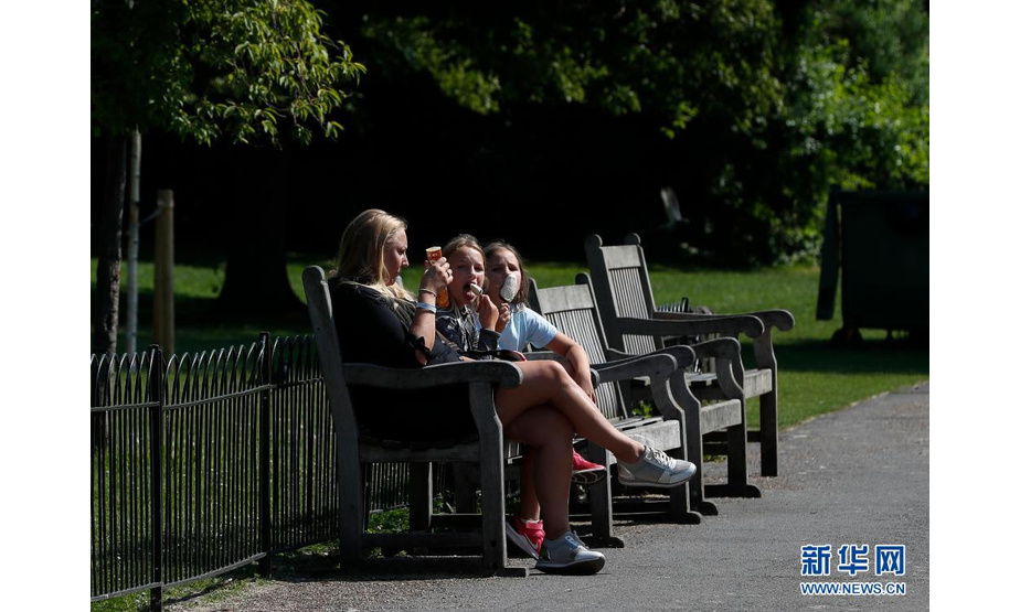 7月20日，人们在英国伦敦圣詹姆斯公园吃冰激凌。

　　连日来，英国伦敦天气晴好，气象局连续发布高温预警，本年度高温纪录多次被打破。

　　新华社记者 韩岩 摄