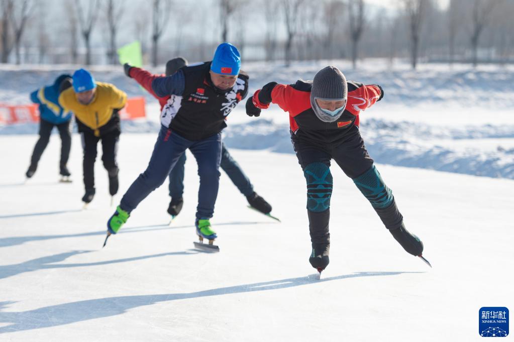随着北京冬奥会临近，中国最北省份黑龙江省的冰雪运动氛围渐浓，越来越多人在这片广阔的黑土地走上冰场、雪道，化身“冰雪健将”，享受冰情雪趣。

　　从举办第一届全国冰上运动会到获得中国首个冬季运动项目世界冠军，再到每年带动千万人次参与冰雪运动……作为我国开展冰雪运动最早的省份之一，黑龙江不断推进冰雪体育发展，助力北京冬奥会，推动全民上冰雪。

　　迄今为止，在我国获得的13枚冬奥会金牌中，有8枚是由黑龙江培养、输送的运动员所获得，还有1枚短道速滑接力金牌，队中主力王濛即是黑龙江人。黑龙江省连续开展40余年的“百万青少年上冰雪”活动，激发了一代代青少年的冰雪运动热情，更为我国冰雪体育运动发展培养了大批后备人才。

　　图为滑冰爱好者在七台河市桃山区一处冰场滑冰（1月12日摄）。

　　新华社记者 谢剑飞 摄