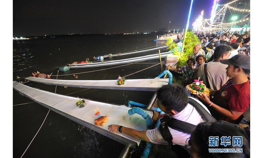 11月11日，泰国民众在曼谷周边的湄南河上放水灯。 当日是泰国传统节日水灯节，泰国各地民众前往河流或湖泊沿岸施放水灯，祈求流水带走厄运，未来幸福如意。 新华社发 （拉亨 摄）