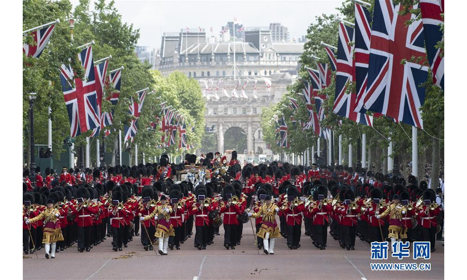 6月8日，在英国伦敦，士兵在英女王生日庆典活动上行进。 当日，英国伦敦举行盛大庆典，庆祝英女王93岁官方生日。 新华社发（雷伊·唐摄）