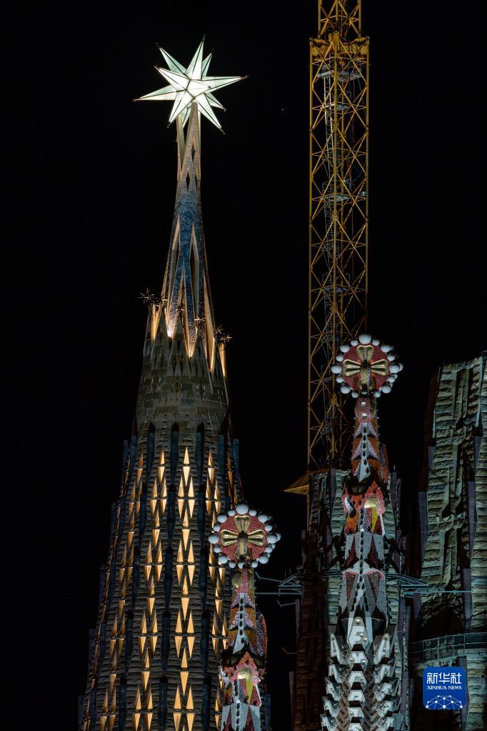 这是12月8日在西班牙巴塞罗那拍摄的圣家堂塔顶之星。

　　西班牙巴塞罗那地标建筑圣家族大教堂（又称圣家堂）上的塔顶之星于11月29日安装，12月8日点亮，标志着教堂建设“封顶”。圣家堂由西班牙著名建筑师高迪设计，从1882年开始修建至今，预计将于2030年竣工。

　　新华社发（胡安·戈萨摄）
