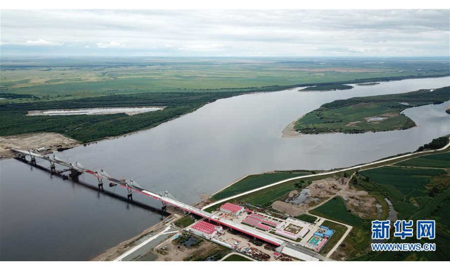 正在进行桥面铺装施工作业的黑河到布拉戈维申斯克黑龙江（阿穆尔河）大桥（8月19日无人机拍摄）。新华社记者 王建威 摄