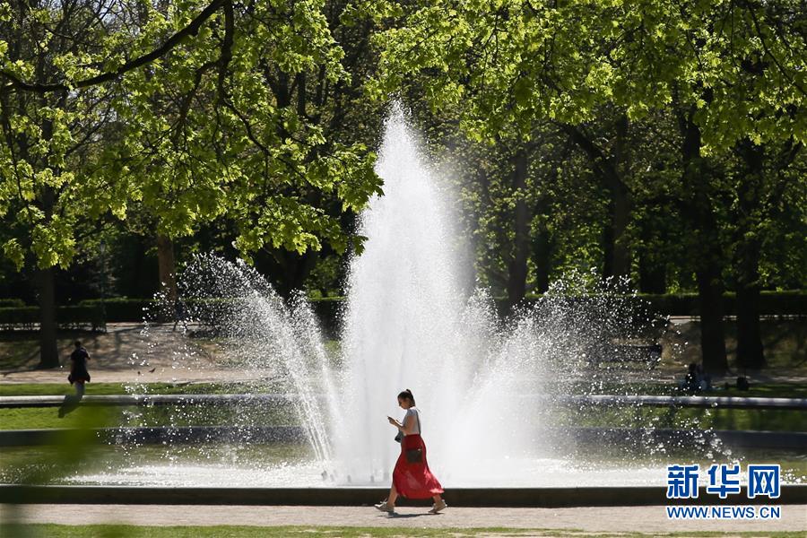 更好的城市，更好的生活。10月31日将迎来第六个“世界城市日”。

　　“世界城市日”是中国政府在联合国推动设立的国际日。在中国倡议下，2013年第68届联合国大会通过决议，决定将每年的10月31日设为“世界城市日”。 从北京到纽约，从法兰克福到惠灵顿，从内罗毕到莫斯科……不断变幻的是城市的风貌，不变的是人们对美好生活的向往和追求。

　　这是2019年4月19日在比利时布鲁塞尔的五十周年纪念公园拍摄的一名女子从喷泉前走过。 新华社记者 郑焕松 摄