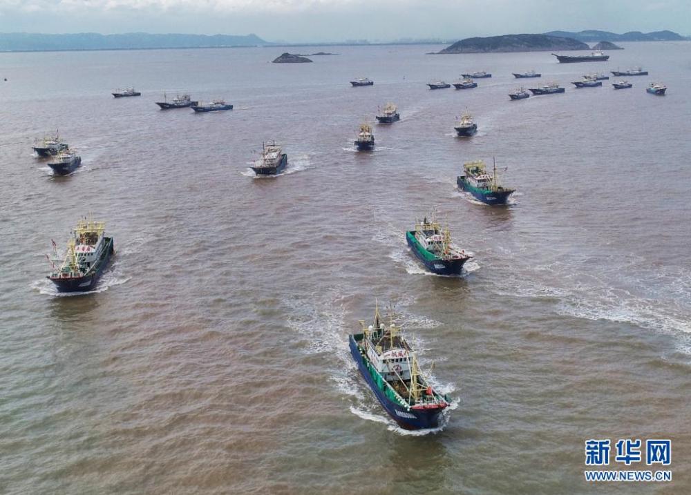 8月1日，浙江台州的渔船出海进行捕捞作业（无人机照片）。 当日中午12时，浙江沿海地区的部分渔船结束伏季休渔，驶出渔港，奔赴渔场。 新华社发（孙金标 摄）