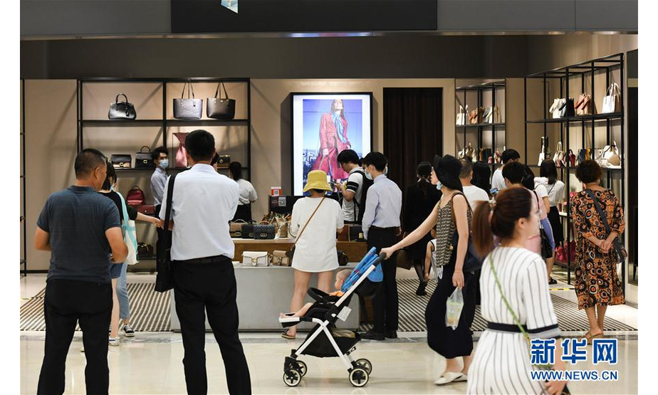 7月12日，游客在海口日月广场免税店购物。  新华社记者 杨冠宇 摄