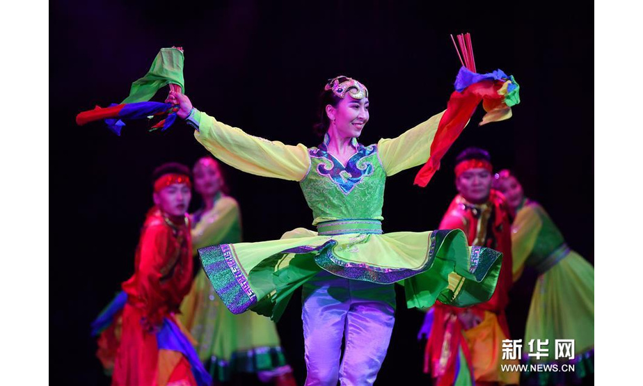 7月17日，演员在表演《筷子舞》。 7月17日晚，“我们从草原来”——甘肃肃北乌兰牧骑歌舞演出在陕西西安人民剧院举行。 新华社记者 张博文 摄