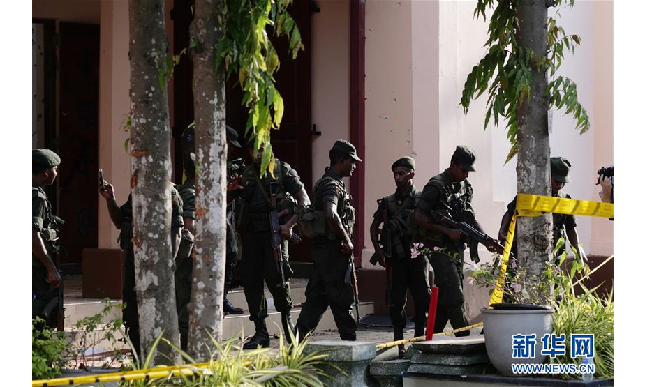 4月23日，在斯里兰卡尼甘布，安全人员在遭到爆炸袭击的教堂外警戒。 新华社发（王申 摄）