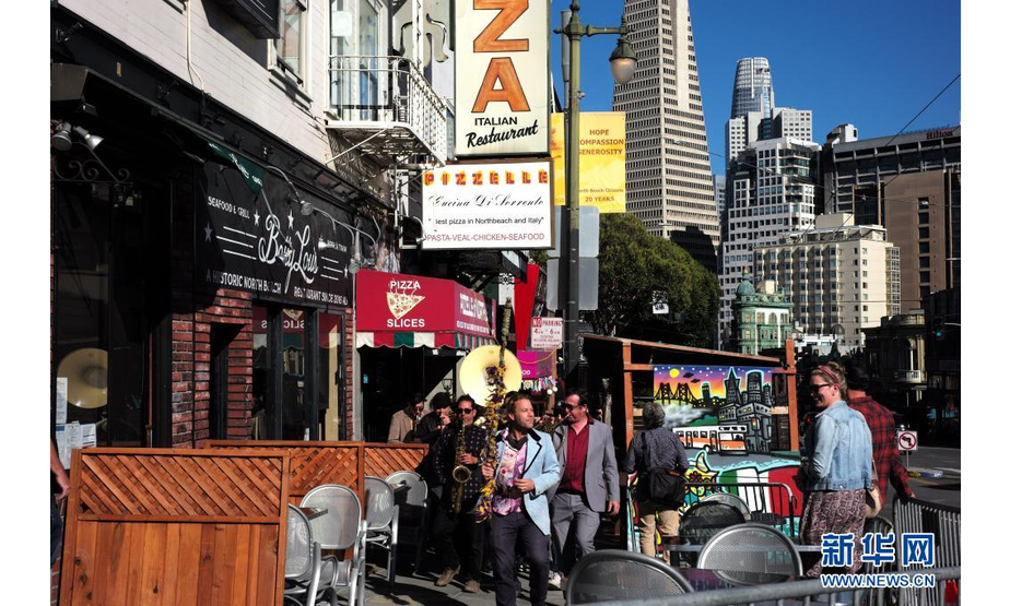 6月15日，一支乐队在美国加利福尼亚州旧金山街头演奏。

　　美国加州于6月15日解除防疫等级限制的相关规定，全面恢复开放经济活动。

　　新华社记者 吴晓凌 摄