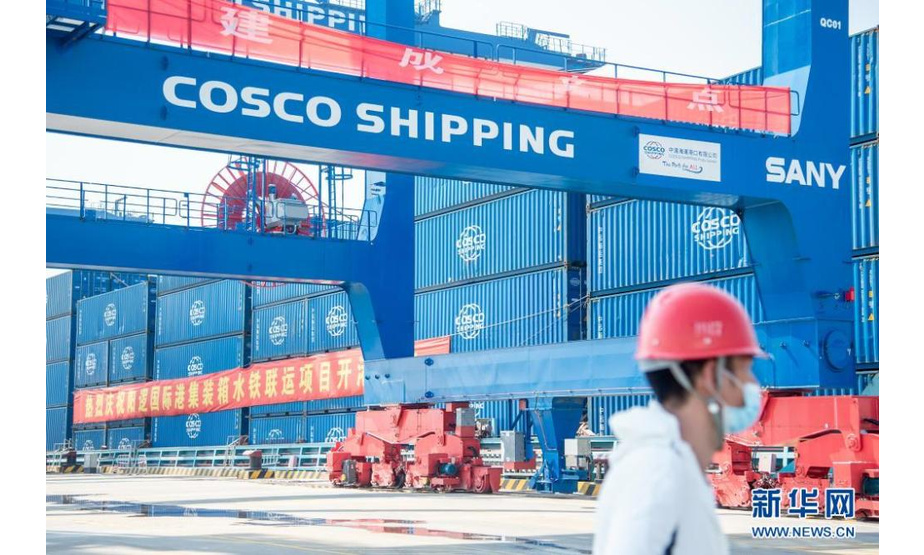 这是8月1日拍摄的阳逻国际港集装箱水铁联运项目码头平台。 新华社发（伍志尊摄）