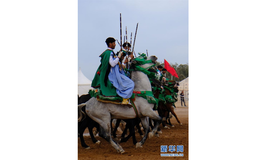 10月20日，在摩洛哥杰迪代举行的马术节上，人们身穿传统服饰参加传统骑术比赛。  新华社记者 陈斌杰 摄