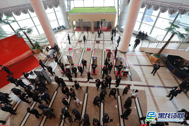 省政协委员们陆续进入会场。（记者 白林鹤摄）