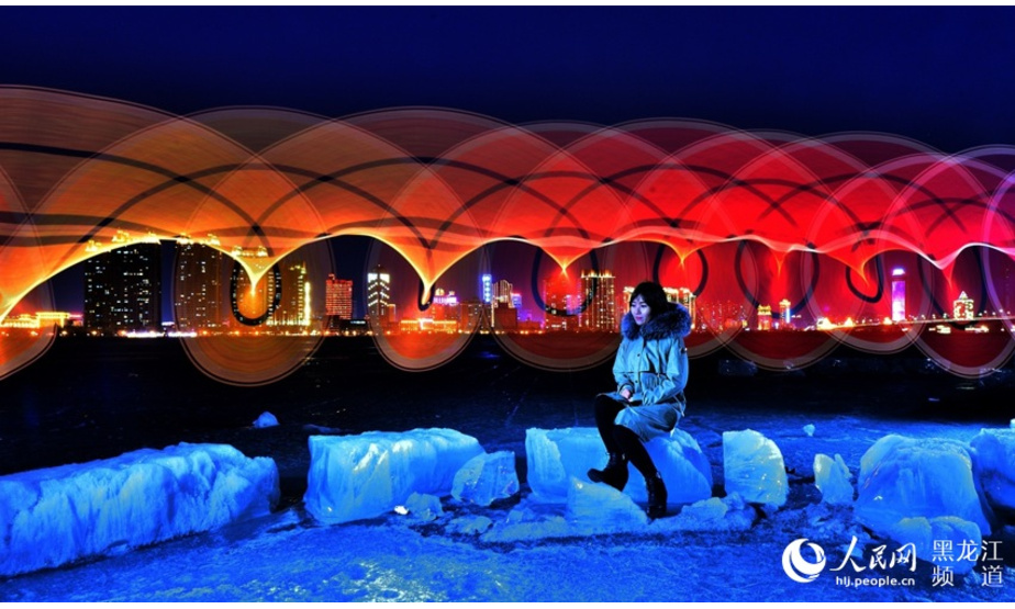 人民网哈尔滨3月11日电 近日，在哈尔滨市的松花江边，由摄影人精心设计的冰上光绘吸引了前来拍夜景的摄影师们。残冰之上浮现出各种造型，配以城市夜色做背景，各种奇幻的光影组合给大家带来了惊喜和拍摄乐趣，为初春的松花江增添了一道别样的风景。

据介绍，拍摄所使用的光绘棒芯片内置有很多图片，通过人力的移动构成浮动的光影图案。拍摄者使用慢门儿等技术拍摄，掌控好拍摄时间是成功的关键。（焦洋、郭伟成）