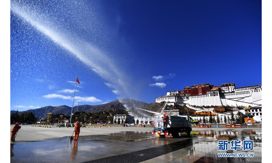 2月8日，环卫工人清洗布达拉宫广场。

　　2021年农历春节与藏历新年是同一天，拉萨大街小巷充满节日气氛，各族人民将共同迎接“双新年”。

　　新华社记者 觉果 摄