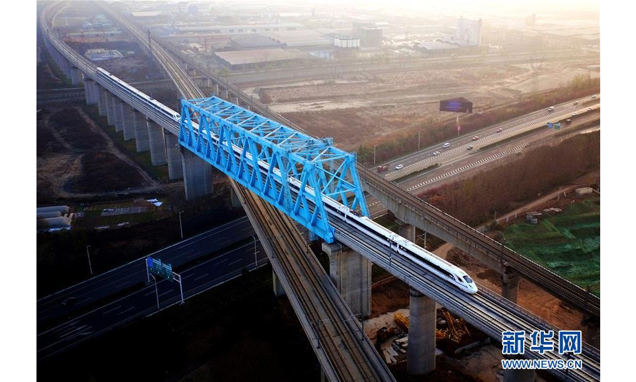 2017年12月6日，西安至成都高速铁路全线开通运营，由西安北站驶出的列车经过西成高铁跨西宝高铁特大桥。 新华社记者 刘潇 摄